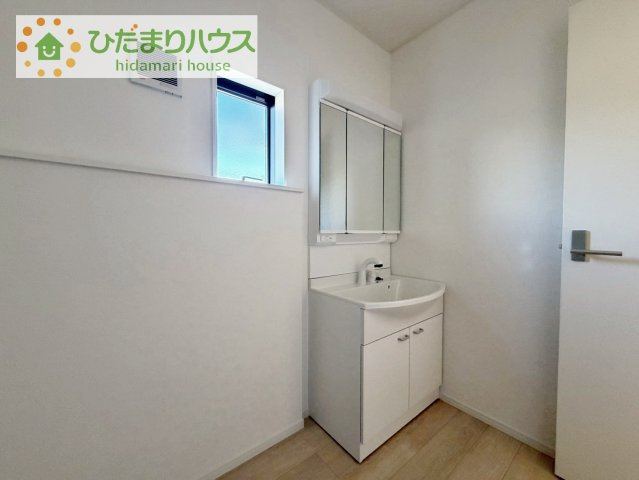【独立洗面台】 | 筑西市井上第1　新築戸建　1号棟 | 三面鏡の大きな鏡は憧れます(^^♪
鏡の後ろは収納となっていて、細かいものでも収納できるのでスッキリと整理できます！