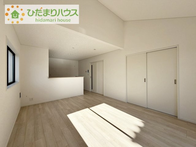 【居間・リビング】 | 筑西市井上第1　新築戸建　1号棟 | リビングの大きな窓からは、暖かな日の光が降り注ぎます・・・