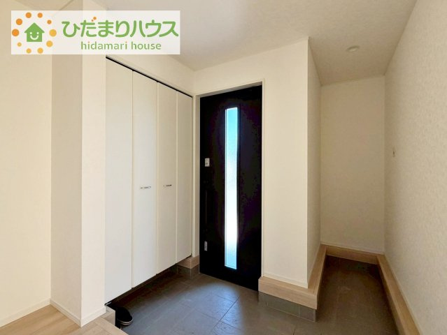 【玄関】 | 筑西市井上第1　新築戸建　1号棟 | 小窓が付いているドアなので明るいスペースになっています♪