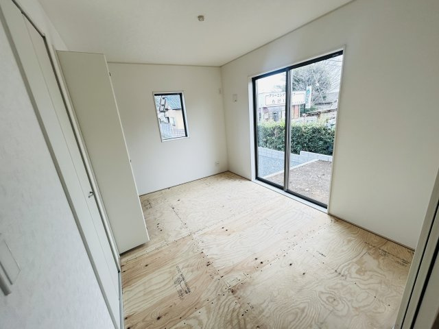 新築　前橋市粕川町新屋第1　クレイドルガーデン　2号棟の和室|現地写真　リビング隣の和室はお子様の遊び部屋としてもちょうどいいですね♪							
