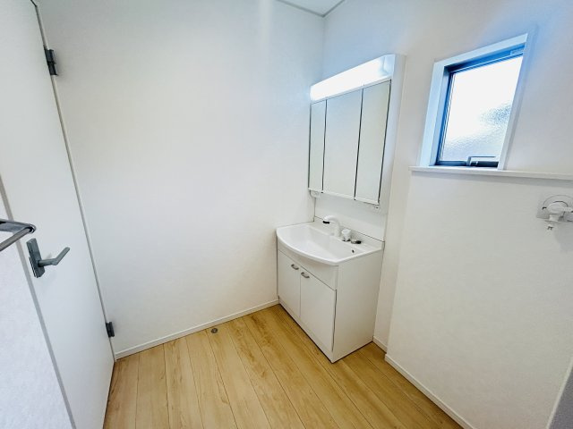 新築　前橋市粕川町新屋第1　クレイドルガーデン　2号棟の独立洗面台|現地写真　シャワー付きの洗面台は忙しい朝でも身支度を整えるのにとても便利◎							

