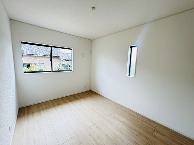 新築　前橋市粕川町新屋第1　クレイドルガーデン　2号棟の洋室|現地写真　日当たりと風通しの良い二面採光♪						
					
					
