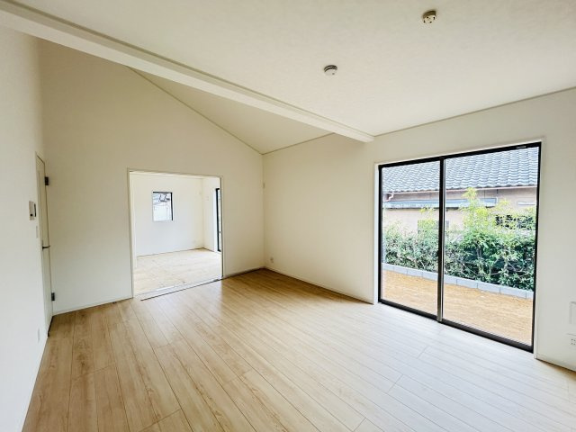 新築　前橋市粕川町新屋第1　クレイドルガーデン　2号棟の居間・リビング|現地写真　家族の会話が弾む対面キッチン。お子様の様子も確認できて安心ですね。