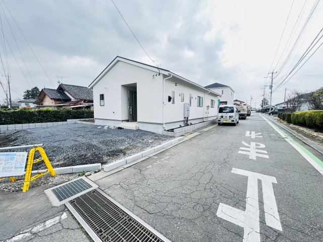 新築　前橋市粕川町新屋第1　クレイドルガーデン　2号棟の前面道路含む現地写真|現地写真　北側接道幅員約6.5ｍ　東側接道幅員約6.1ｍ