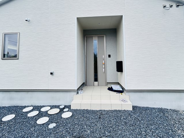新築　前橋市粕川町新屋第1　クレイドルガーデン　2号棟の玄関|現地写真　ポストと一体型のTVモニターホンでセキュリティ安心！
