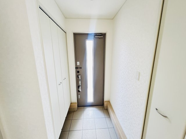 新築　前橋市粕川町新屋第1　クレイドルガーデン　2号棟の玄関|現地写真　約３０足収納できる下駄箱は中で段の高さを調節できるのでブーツ等もきっちりしまえます！
