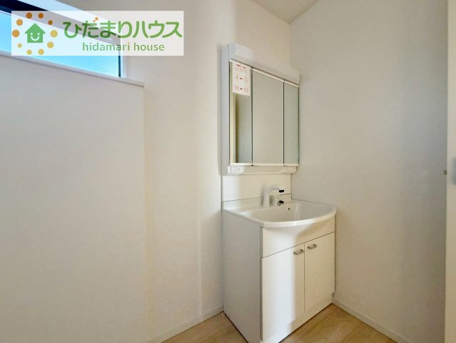 【独立洗面台】 | 筑西市井上第1　新築戸建　2号棟 | 三面鏡の大きな鏡は憧れます(^^♪
鏡の後ろは収納となっていて、細かいものでも収納できるのでスッキリと整理できます！