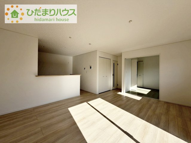 【居間・リビング】 | 筑西市井上第1　新築戸建　2号棟 | リビングの大きな窓からは、暖かな日の光が降り注ぎます・・・