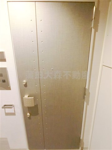 ジーベック大森ウエストの玄関