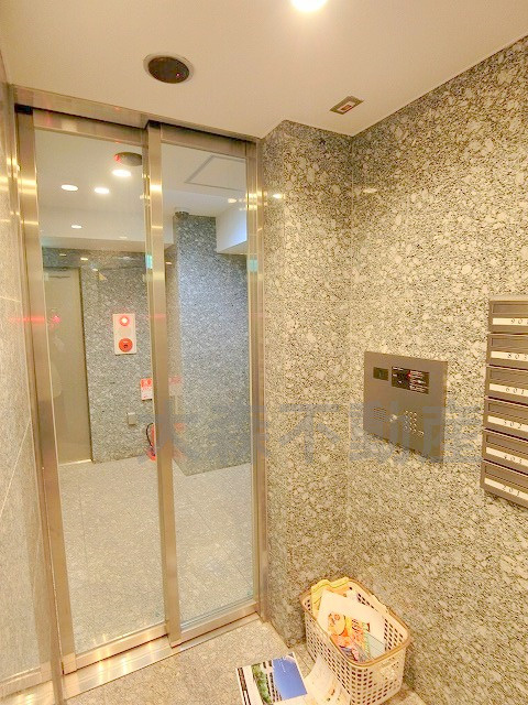 ジーベック大森ウエストのエントランス|防犯カメラTVモニター付オートロック宅配BOXメールBOX