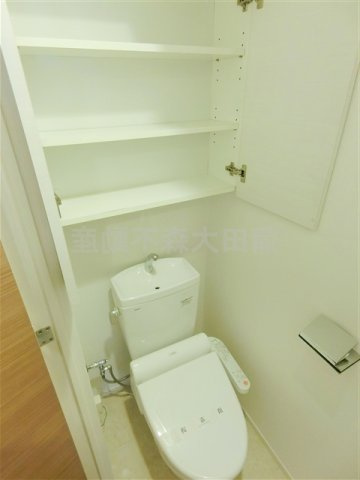 ジーベック大森ウエストのトイレ|吊戸棚収納と温水洗浄暖房便座付きのトイレ