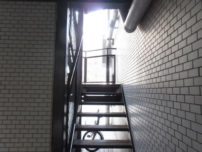 デトム・ワン三条通の外観|非常階段