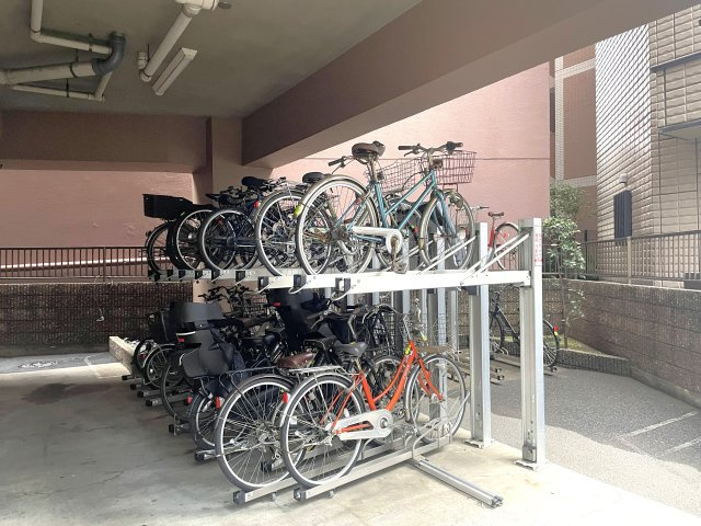 セレナハイム荒川公園の駐輪場|ドキドキの新生活も、安心してスタート。ぴったりの住まいを見つけませんか？クランディアが一緒に住まい選びをサポートします‼　まずは、お気軽にお問合せください　＃クランディア