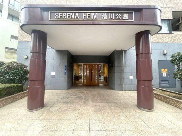セレナハイム荒川公園のエントランス|ドキドキの新生活も、安心してスタート。ぴったりの住まいを見つけませんか？クランディアが一緒に住まい選びをサポートします‼　まずは、お気軽にお問合せください　＃クランディア