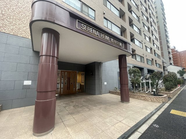 セレナハイム荒川公園のエントランス|ドキドキの新生活も、安心してスタート。ぴったりの住まいを見つけませんか？クランディアが一緒に住まい選びをサポートします‼　まずは、お気軽にお問合せください　＃クランディア