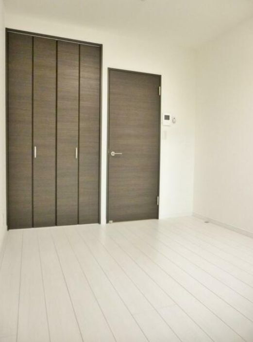 Ｔ`ｓ　ＯＴＡＫＩＢＡＳＨＩの寝室|ホワイトフローリングの居室☆（同一仕様写真）