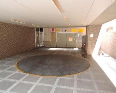 【駐車場】 | ロイヤルプラザ浅草 | 駐車場があるので、車を買う予定の方も安心です