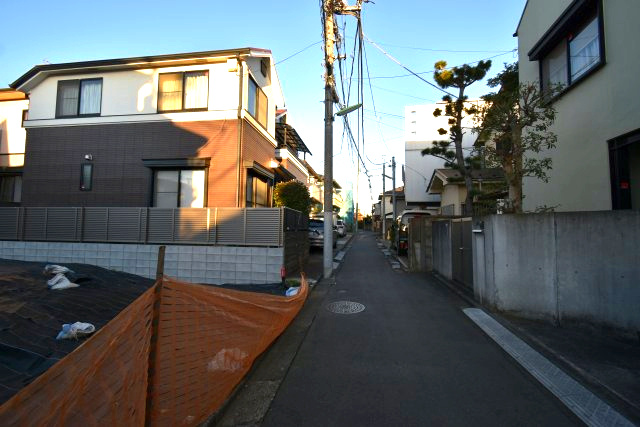 羽根木2丁目・売地の前面道路含む現地写真