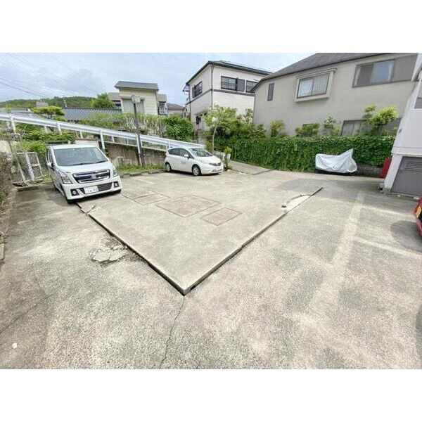 アパルトマン松栄の駐車場