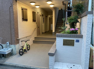【エントランス】 | 清潔感と歓迎感があるエントランスホールとなります。