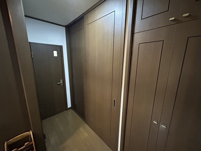 安佐北区亀山南3丁目　土地建物の内装|落ち着いた木目調で統一されたホールは、住まい全体の雰囲気を上品に演出します。大きな収納が並び、日用品