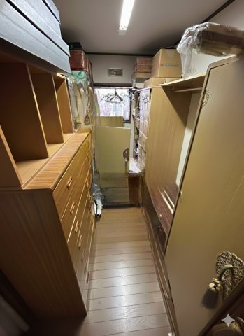 安佐北区亀山南3丁目　土地建物の収納|衣類や小物をたっぷり収納できる広さのあるクローゼットです。ハンガー収納と棚収納を組み合わせて使えるた