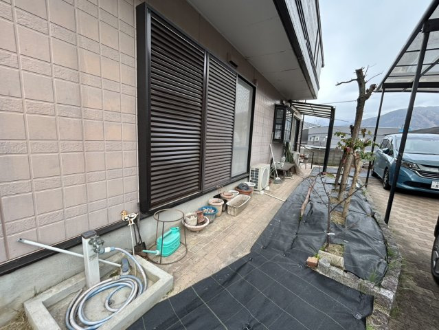 安佐北区亀山南3丁目　土地建物の周辺|住まいを囲む外周りはゆとりあるスペースが確保されており家庭菜園や鉢植えなどを楽しめる環境です。散水栓