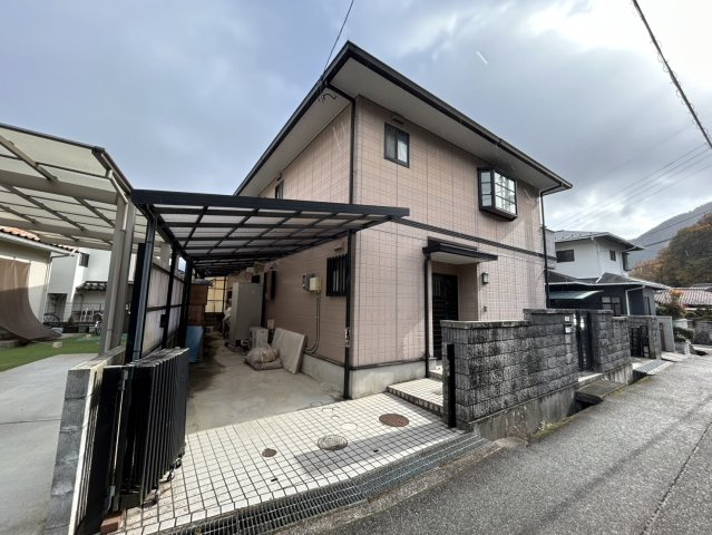 安佐北区亀山南3丁目　土地建物の駐車場|敷地内には屋根付きの駐車スペースが確保されており雨の日でも車の乗り降りがしやすい便利な仕様です。道路