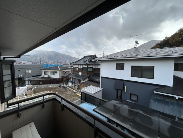 安佐北区亀山南3丁目　土地建物の展望|バルコニーからは周辺の住宅街越しに山並みを望むことができ、季節ごとの自然の変化を感じられる心地よい眺