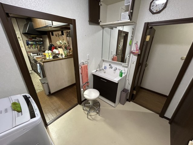 安佐北区亀山南3丁目　土地建物の独立洗面台|キッチンから洗面所へ直接アクセスできる便利な動線で家事が効率よく行える配置です。調理・洗濯・身支度な