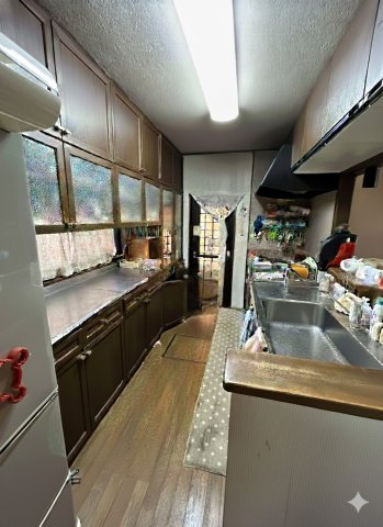安佐北区亀山南3丁目　土地建物のキッチン|壁付タイプのキッチンは動線がスムーズで調理や片付けがしやすい造りです。収納も上部・下部にしっかり確保