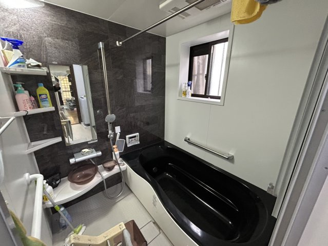 安佐北区亀山南3丁目　土地建物の浴室|浴室は落ち着いた色合いでまとめられゆったりと身体を休められるバス空間です。窓付きで自然換気がしやすく