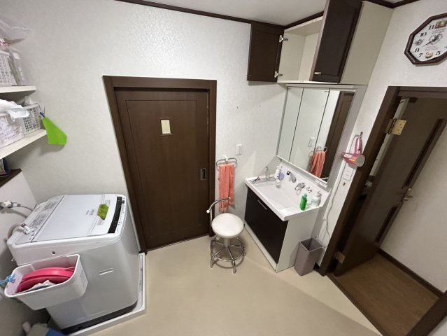 安佐北区亀山南3丁目　土地建物の独立洗面台|広さにゆとりのある洗面室で、朝の支度や洗濯作業がしやすい便利なスペースです。三面鏡付きの洗面台は身支