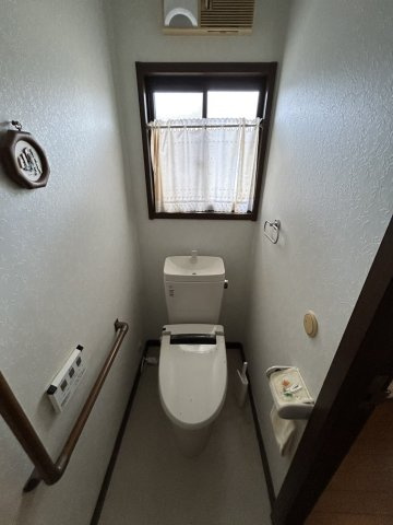 安佐北区亀山南3丁目　土地建物のトイレ|窓付きで明るさと換気が確保されたトイレ空間です。手すりが設置されており立ち座りに配慮した安心設計。シ