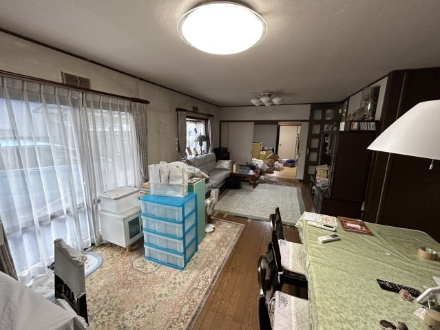 安佐北区亀山南3丁目　土地建物の居間・リビング|大きな窓が並ぶ明るいリビングは家族団らんにぴったりの広々とした空間です。ダイニングとリビングの配置も