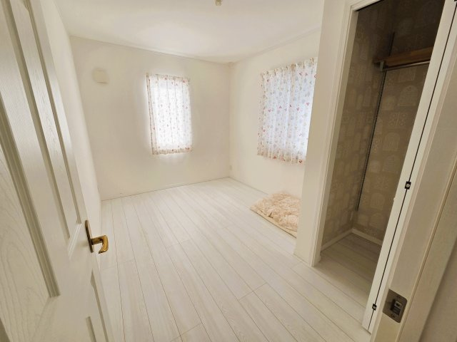 海外邸宅のような輸入住宅　北九州市門司区羽山1丁目の洋室|2階　白基調のすっきりしたお部屋です