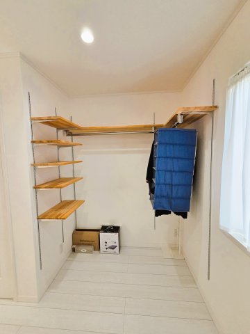 海外邸宅のような輸入住宅　北九州市門司区羽山1丁目の洋室|2階　見せる収納スペース