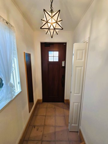 海外邸宅のような輸入住宅　北九州市門司区羽山1丁目の玄関|おしゃれな照明のついた玄関です