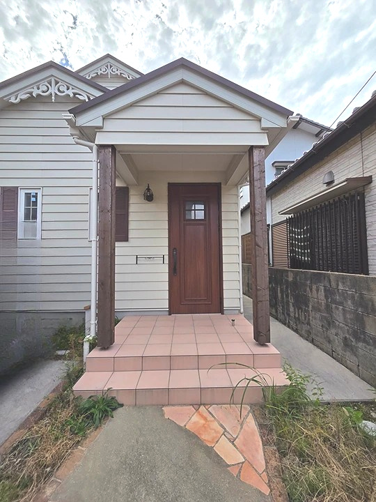 海外邸宅のような輸入住宅　北九州市門司区羽山1丁目の玄関|おしゃれな玄関です