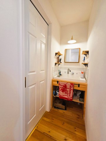 海外邸宅のような輸入住宅　北九州市門司区羽山1丁目の洗面所|明るい洗面所です