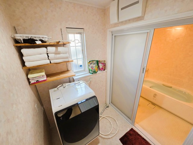 海外邸宅のような輸入住宅　北九州市門司区羽山1丁目のランドリースペース|作り付けの棚があります