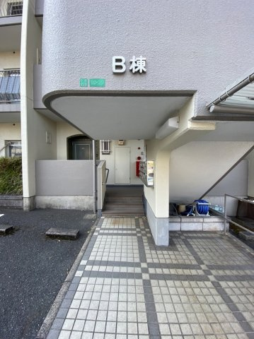 グランドハイツ中井中央B棟の外観|おしゃれな外観です