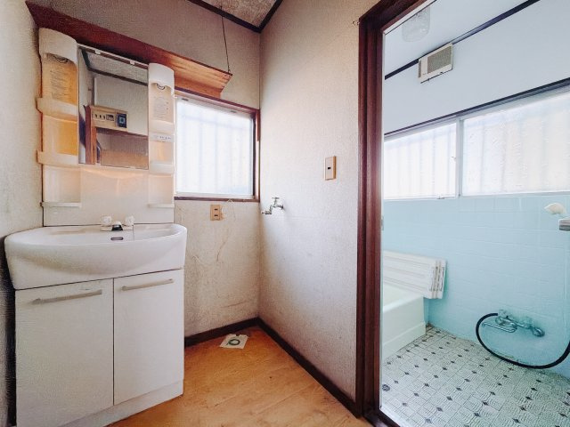 【中古戸建】高崎市下豊岡町1期の独立洗面台|■洗面室｜大きな鏡で朝の身支度もラクラク♪毎日の忙しい準備が楽しくなる洗面所です(^^♪