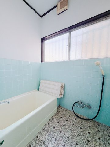 【中古戸建】高崎市下豊岡町1期の浴室|■浴室｜デザイン性に優れた浴室♪1日の疲れを癒す、ゆったりとしたバスタイムをぜひお過ごしください(*＾＾*)大きな窓付きで嬉しい♪