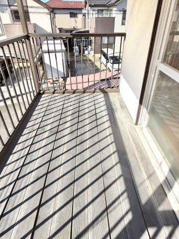 【中古戸建】高崎市下豊岡町1期のバルコニー|■バルコニー｜あたたかな陽のひかりを浴びることのできるバルコニー。お洗濯物やお布団を干せば、家族みんなが気持ちよく暮らすことができます(*^^*)