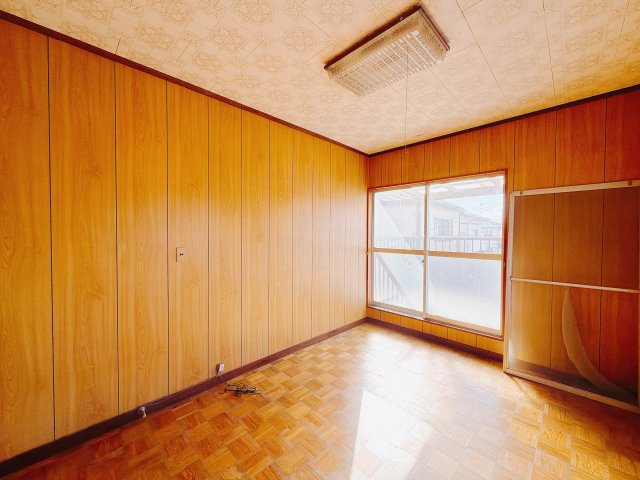 【中古戸建】高崎市下豊岡町1期の洋室|■2階洋室｜ナチュラルカラーの床です。模様替えなどとても楽しく工夫できます♪陽当たり、風通しもとても良いので毎日快適な生活スタートです！子供部屋にも良いですね♪