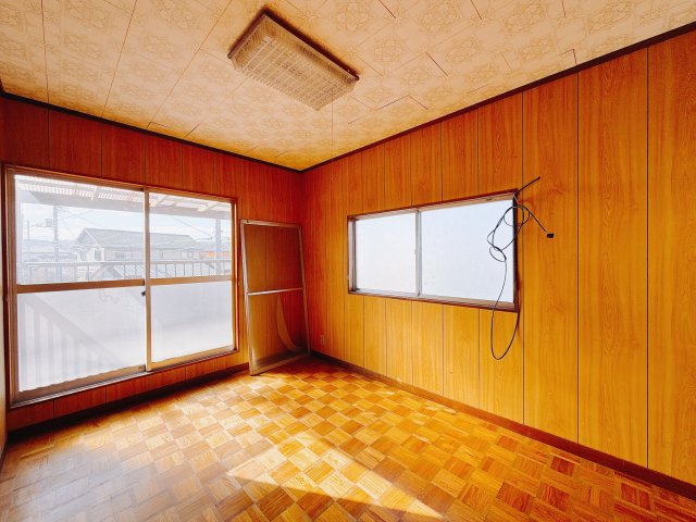 【中古戸建】高崎市下豊岡町1期の洋室|■2階洋室｜2階洋室には大きな窓をご用意しています。日中はあたたかな日差し差し込み自分時間も充実できますね＾＾