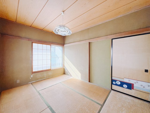 【中古戸建】高崎市下豊岡町1期の和室|■2階和室｜意外と場所をとるアイロンがけや、お洗濯物を畳むときにも広々と使うことができ、ちょっと一休みしたいとき、すぐに横になれるのも魅力です♪