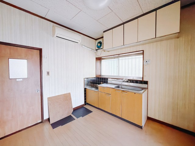 【中古戸建】高崎市下豊岡町1期のキッチン|■キッチン｜ワークトップの幅が広く、お子様といっしょにお料理をつくったり、ちょっとしたパーティーも楽しめます。フラットなのでお掃除がしやすいのもポイントです♪