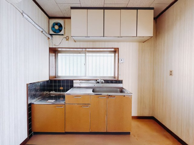 【中古戸建】高崎市下豊岡町1期のキッチン|■キッチン｜ワークトップ下には、圧力鍋やパスタ鍋などのかさばる調理器具もラクラク収納可能なスライド収納！ものが溢れがちなキッチン回りもスッキリきれいに管理ができます♪